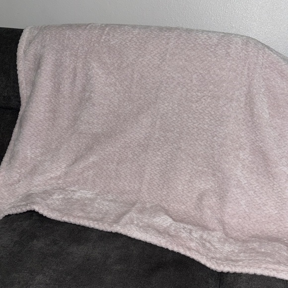 Baby girl blanket used once in great condition - Picture 2 of 2